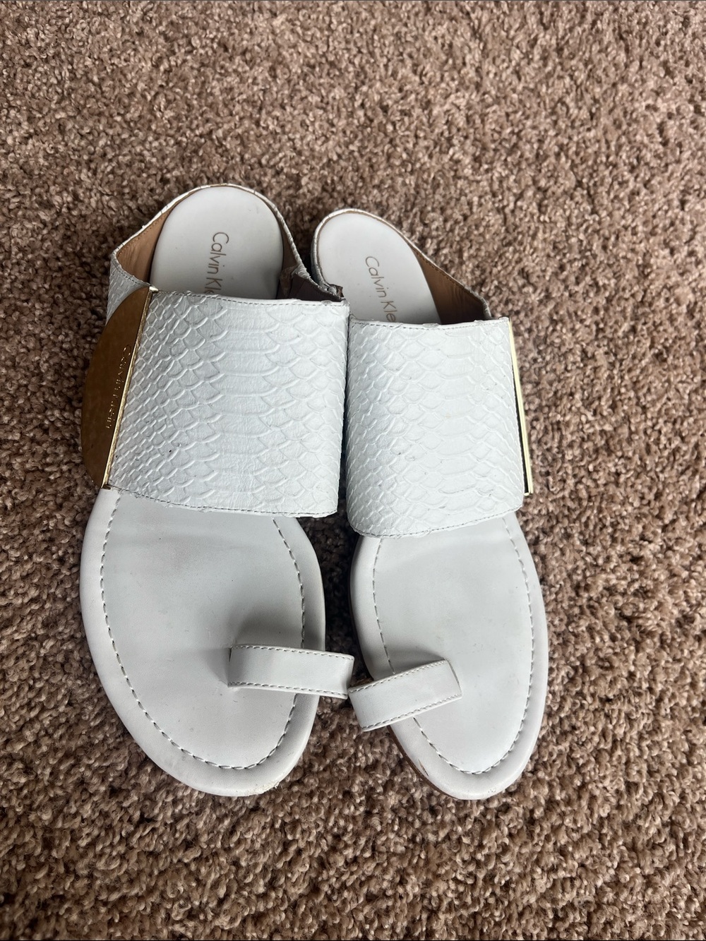 Calvin Klein White Slide Toe-Loop Sandals with Gold Disc Size 9 - Picture 2 of 7